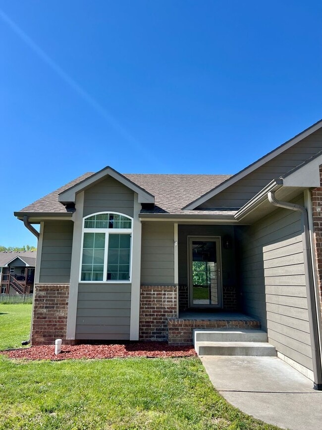 Building Photo - Spacious 4 Bedroom Home in Scenic Meadows ...