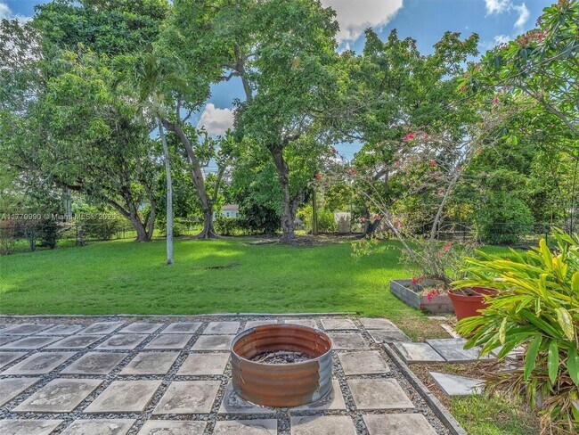 Building Photo - 6510 SW 63rd Ct