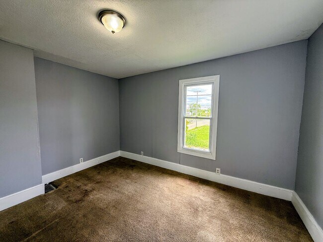 Building Photo - Large 4 bedroom home available for rent - Canton NE