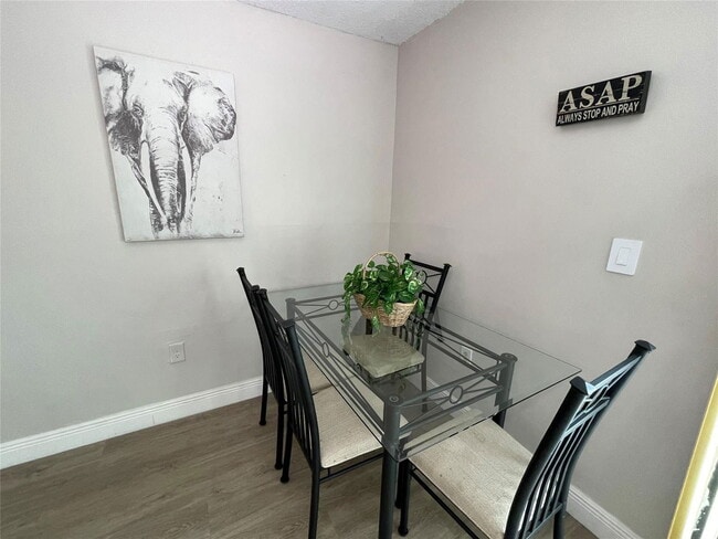 Building Photo - 4000 Del Rio Way