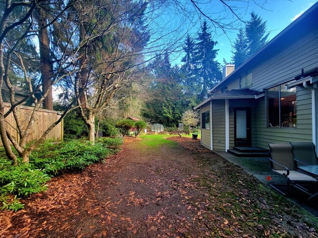 Building Photo - Stunning 4bd centrally located in desirable Ridgetop area