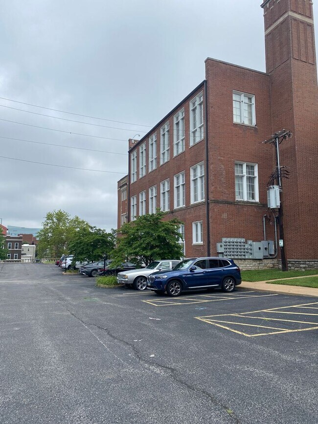 Building Photo - Stunning 2-bed, 1 bath apartment near Card...