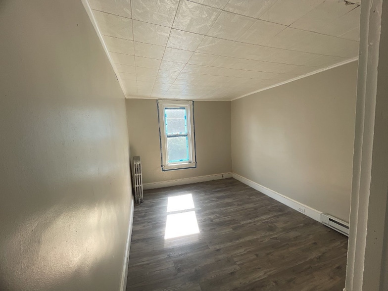 Building Photo - 582 Sunbury St