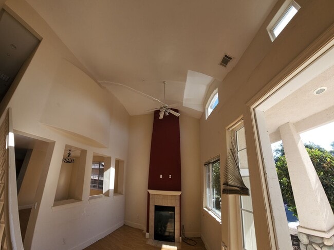 Building Photo - Super close to Poly- Approx. 1000 feet fro...