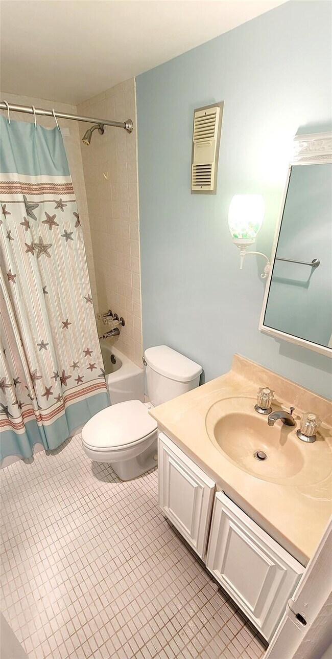 Building Photo - 1009 N Ocean Blvd