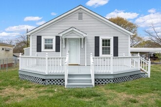 Building Photo - 2 Bedroom 1 Bath Within Walking Distance t...