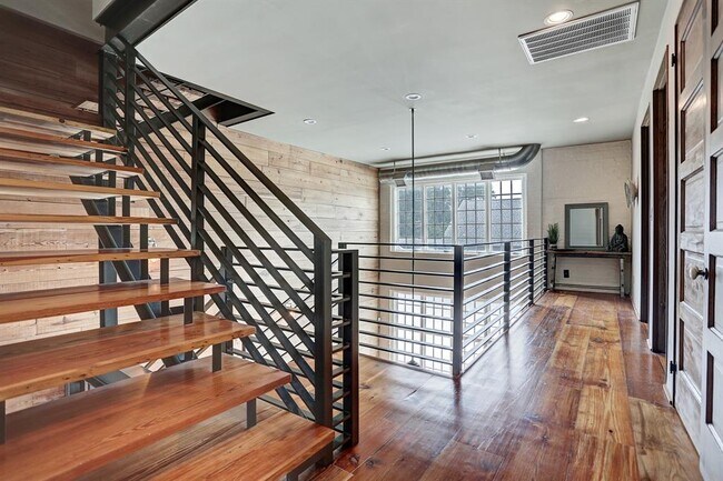 Building Photo - 808 Coronado St