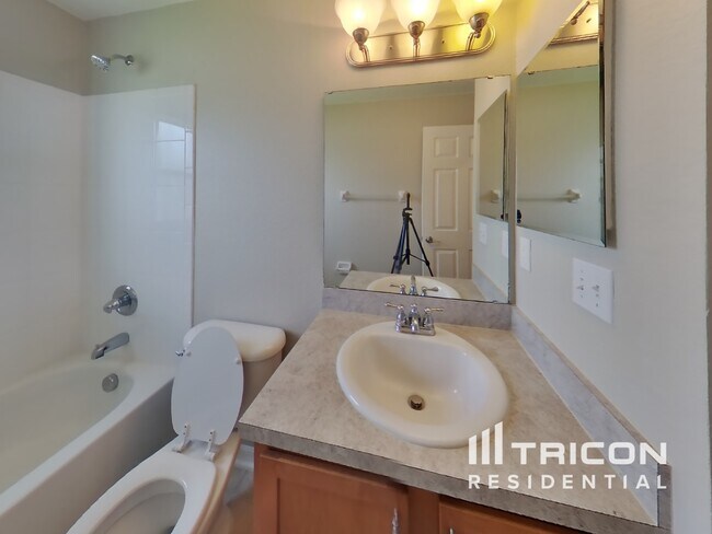 Building Photo - 2704 Oak Hammock Loop