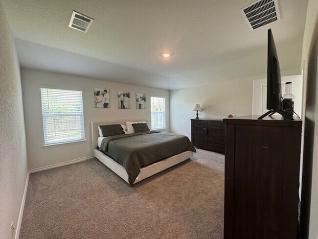 Building Photo - Spacious and Stylish, with over 2,500 sq f...