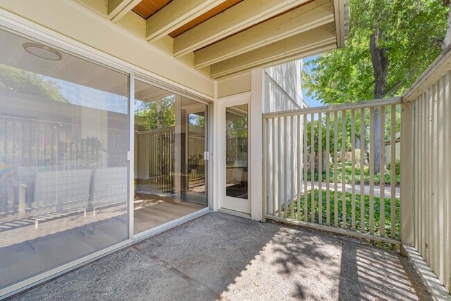 Building Photo - 280 Easy St