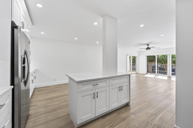 Building Photo - 1206 S Lake Dr