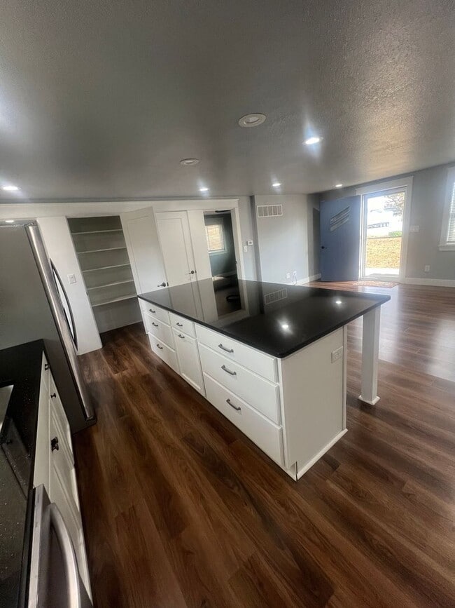 Building Photo - 695 Passover Rd