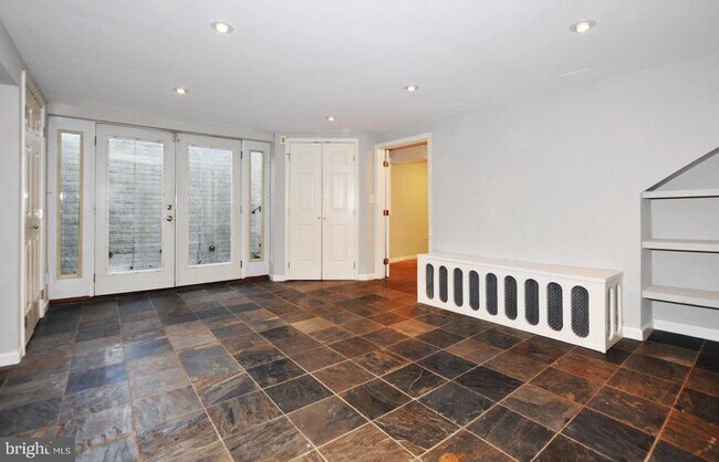 Building Photo - 4630 River Rd