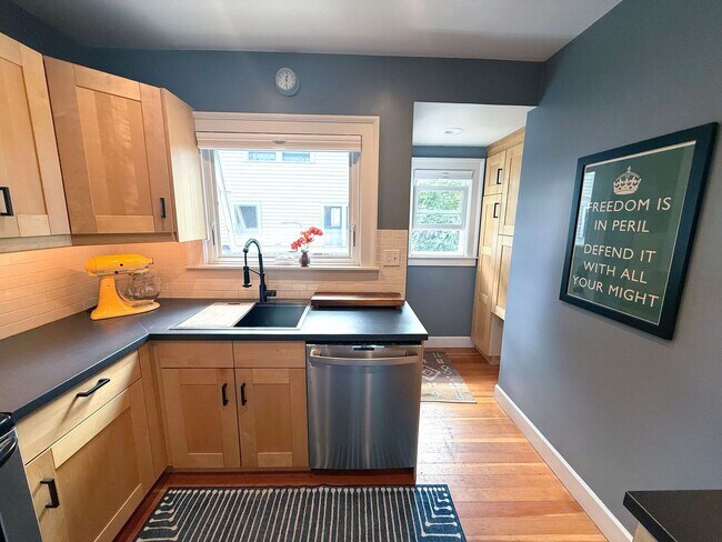 Building Photo - Updated 4-Bedroom Home in the Heart of Loy...