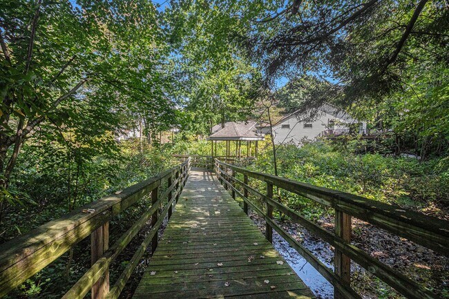 Building Photo - Like New 5 Bedroom - Close to the lake!