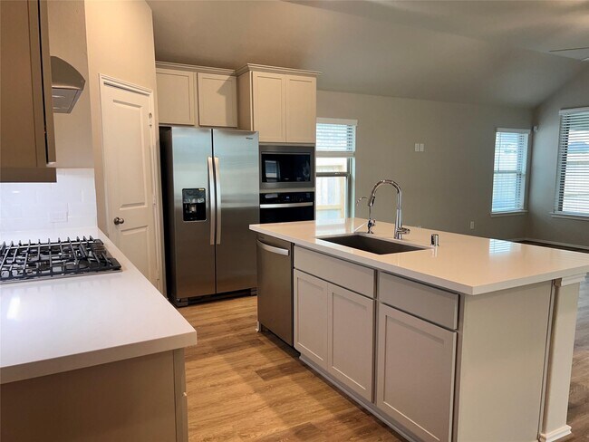 Building Photo - 8420 Int'l Fls Dr