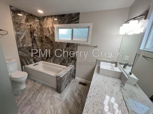 Building Photo - 3000 S Holly Pl