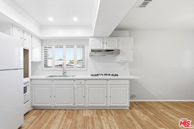 Building Photo - 2752 Guirado St