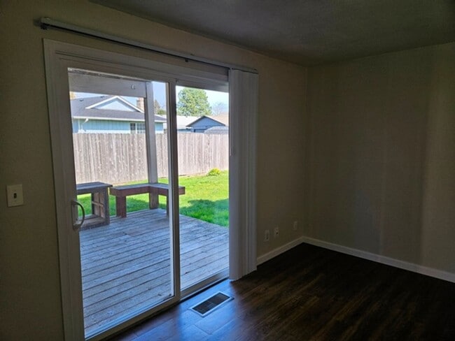 Building Photo - 3Bd/2Ba Single Story Home-Available to View!