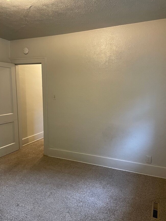 Building Photo - STUDENTS WELCOME! 1 Block North of CSU