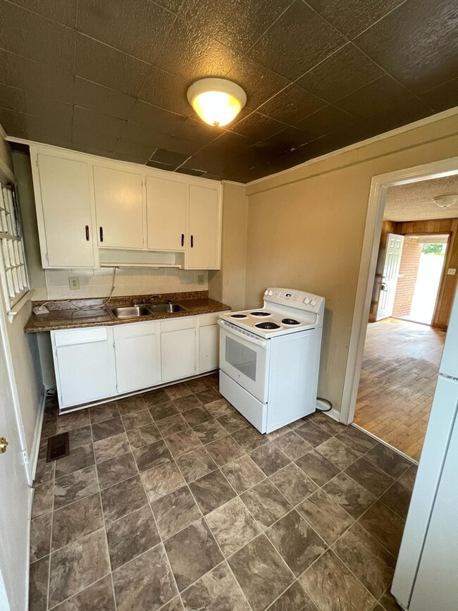 Building Photo - 3137 Lake Forest Dr