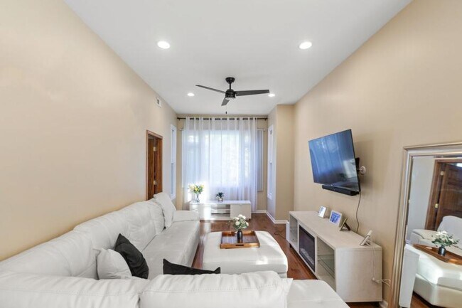 Building Photo - 3 bedroom in Chicago IL 60647