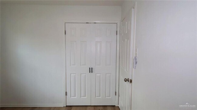 Building Photo - 807 S 21st Ave