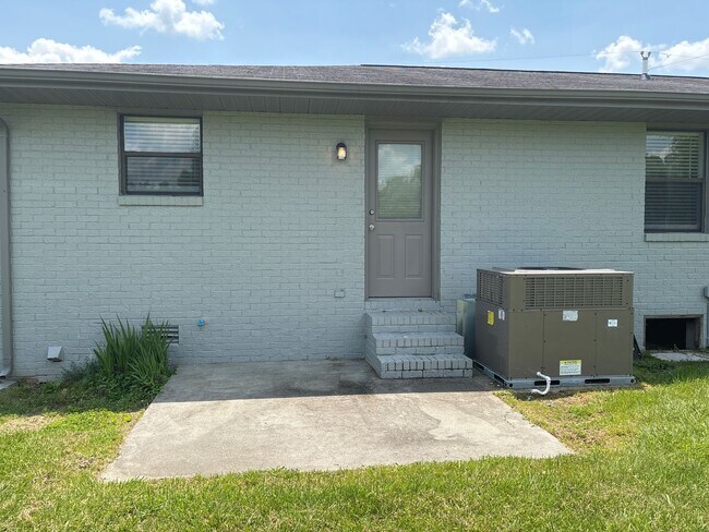 Building Photo - Charming 2 Bedroom Duplex in Manchester!