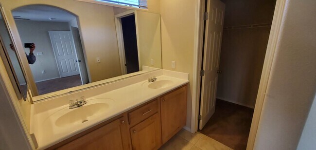 Building Photo - 3916 Pia Rosetta St