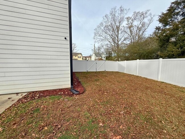 Building Photo - 6810 City View Dr