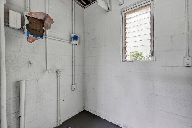 Building Photo - Beautifully Refreshed 3-Bedroom Home – Modern Kitchen & Spacious Interior