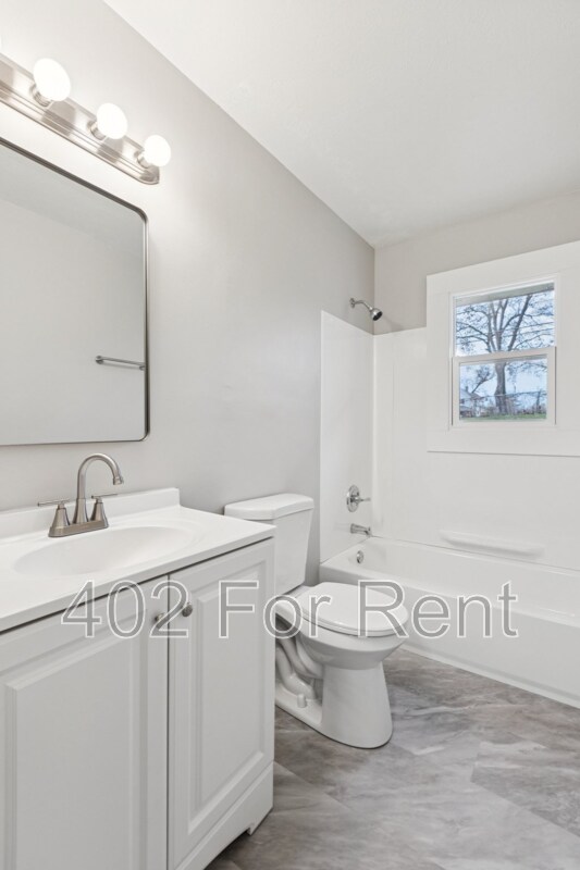 Building Photo - 3823 Saratoga St