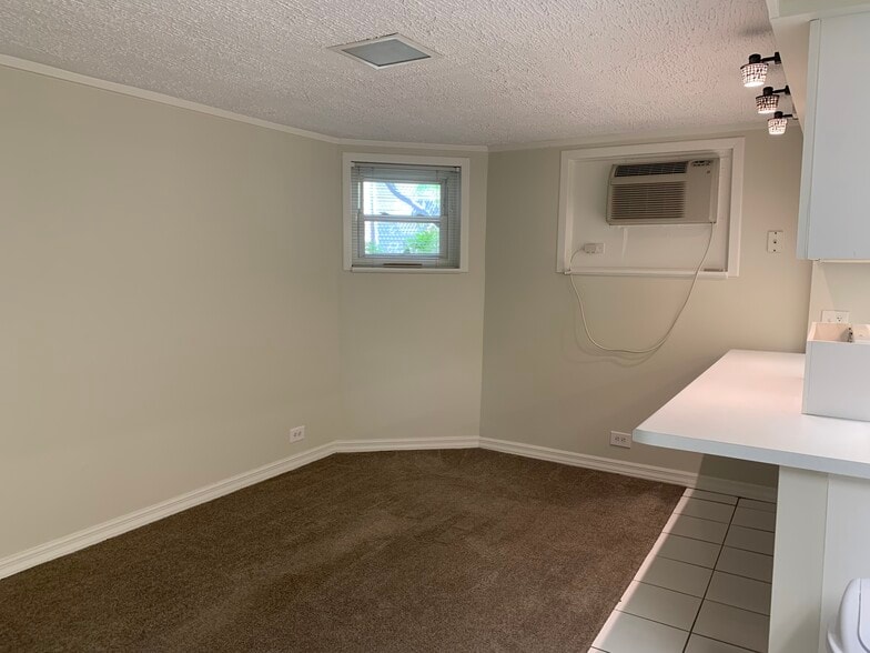 Living room space with counter - 1321 W Thorndale Ave