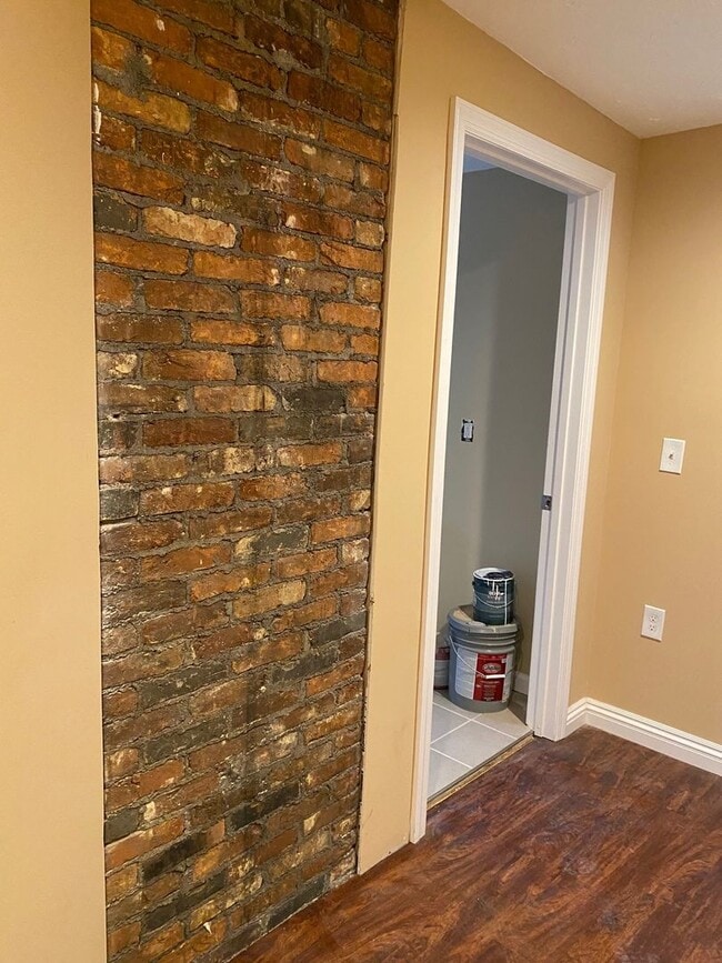 Building Photo - Town house