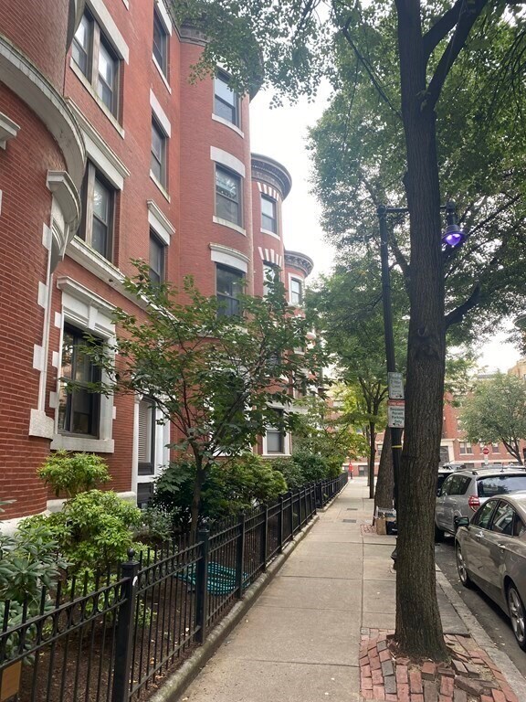 Building Photo - 102 Gainsborough St