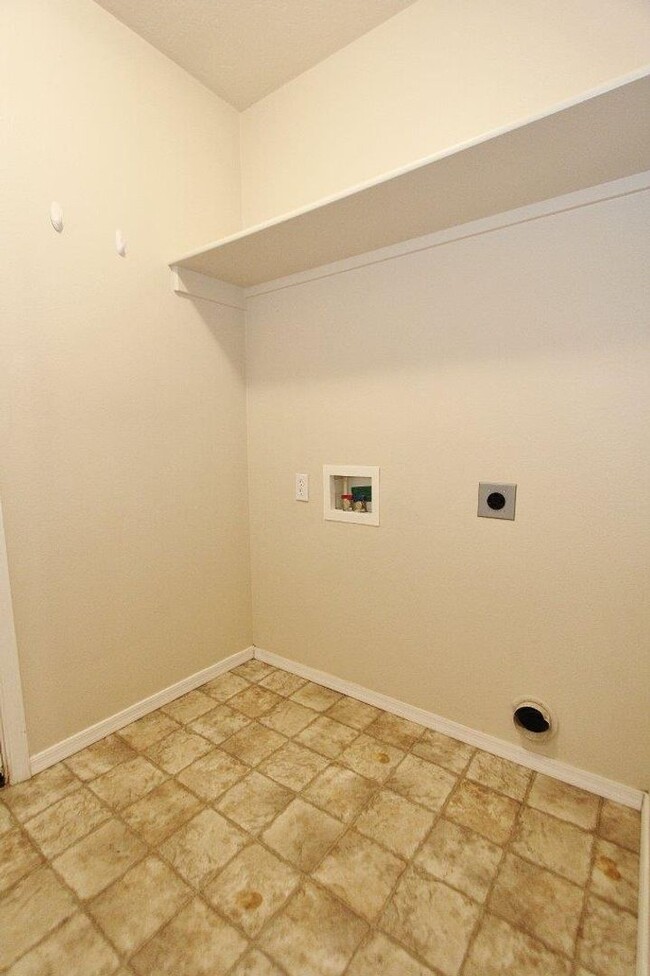 Building Photo - Immaculate Single-Level Home