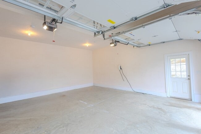 Building Photo - 18 Locust Hill Dr