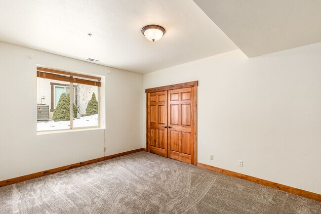 Building Photo - Freshly Renovated Deer Mountain Home for Rent NOW!