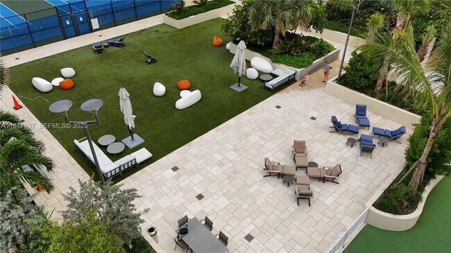 Building Photo - 300 South Pointe Dr