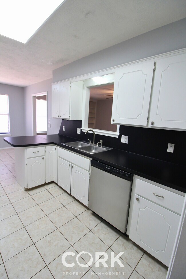 Building Photo - 708 Teal Pl