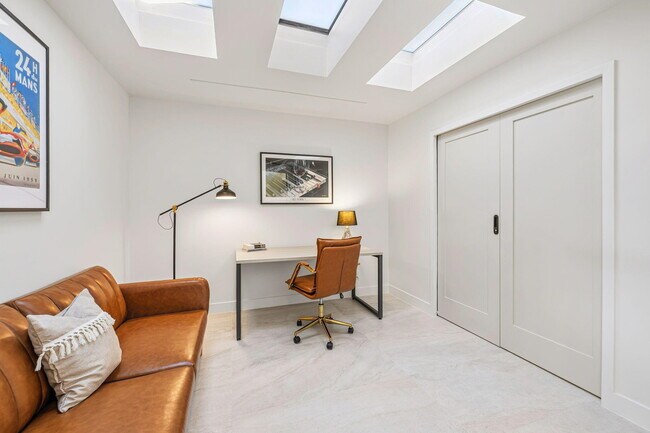 Building Photo - 179 Gran Via