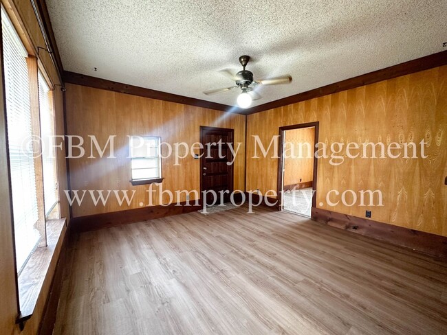 Building Photo - 303 S 9th St