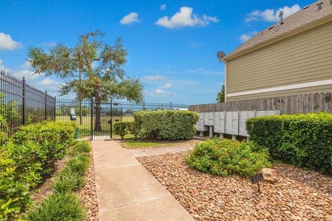 Building Photo - 1703 Redwing Pines Dr