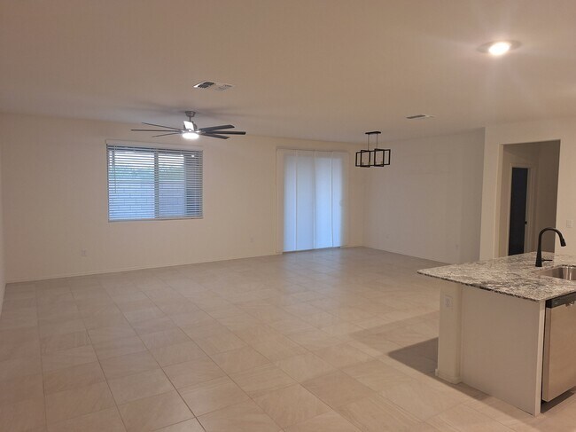 Building Photo - 945 W Calle Alta Curva