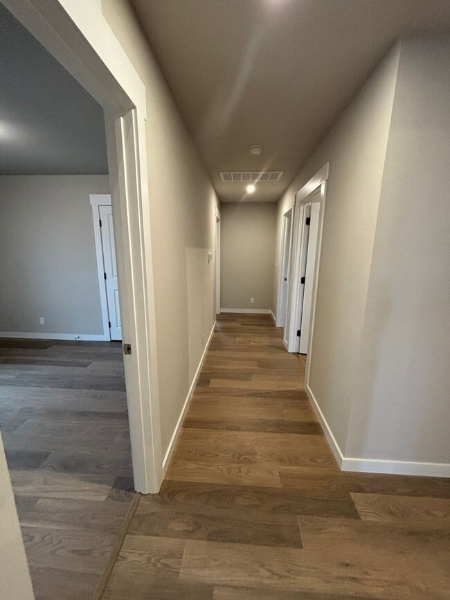 Building Photo - Beautiful New Duplex!