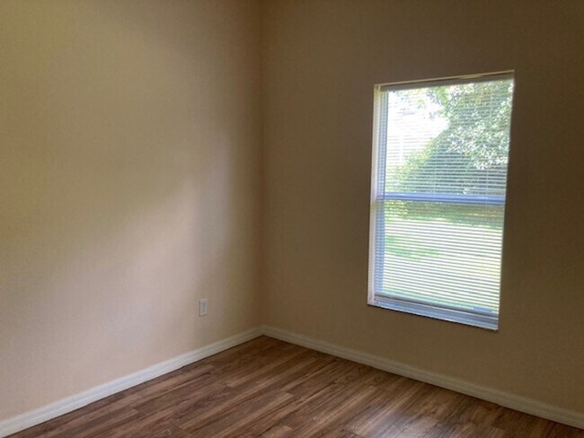 Building Photo - Spacious 4/2/2 Home with Screened-In Porch...