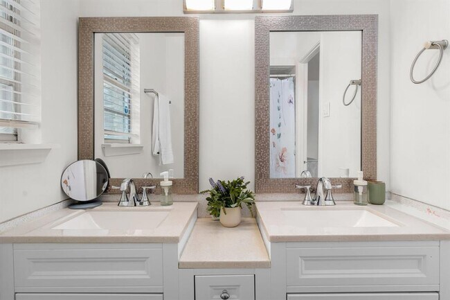 Building Photo - 7105 Lilac Ln