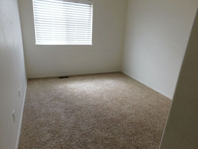 Building Photo - Spacious 3-Bedroom Condo with Garage – Great Location!