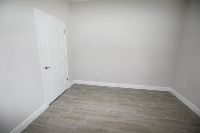 Building Photo - 642 Desmoines Ct