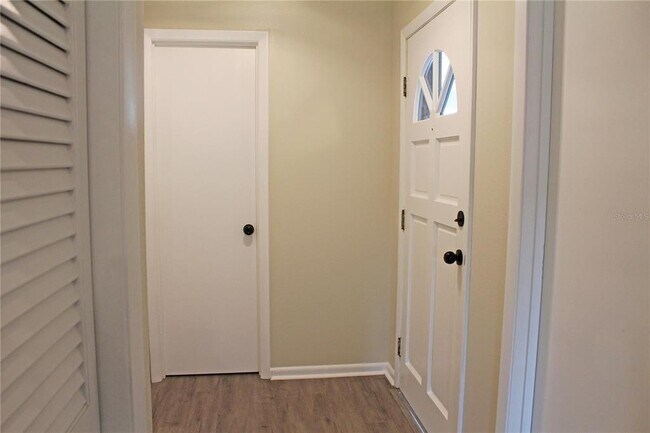 Building Photo - 608 Lark Dr